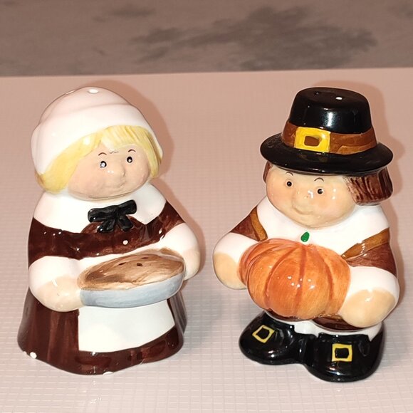 Pilgrims Thanksgiving Salt Pepper Shakers S&P Ceramic Special Pumpkin Pie Hat - Picture 1 of 9